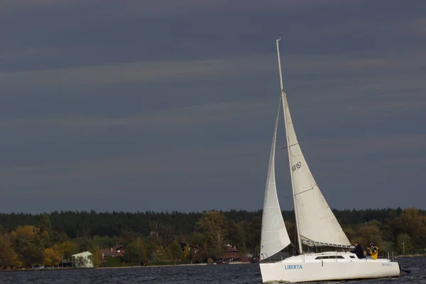 Ukrainka, Oekraïne - 12 oktober 2019: Zeilboten racen tijdens een regatta "South worth" nabij Kiev op 12 oktober 2019 — Stockfoto