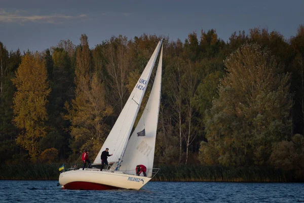 Ukrainka, Oekraïne - 12 oktober 2019: Zeilboten racen tijdens een regatta "South worth" nabij Kiev op 12 oktober 2019 — Stockfoto