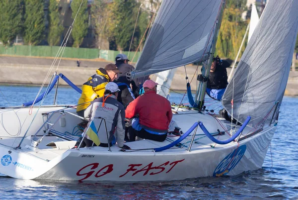 Ukrainka, Oekraïne - 12 oktober 2019: Zeilboten racen tijdens een regatta "South worth" nabij Kiev op 12 oktober 2019 — Stockfoto