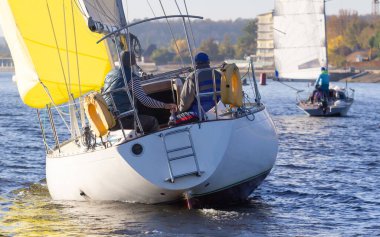 Nehirde yelkenli teknede insanlar