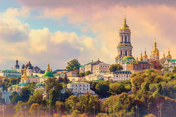 Kiev, Ukrayna. Pechersk Lavra Manastırı 'nın Cupolas' ı ve Dinyeper nehri panoramik şehri
