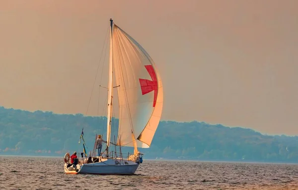 Günbatımına doğru yelken açıyoruz. Yelkenliler yelkenli yarışı — Stok fotoğraf