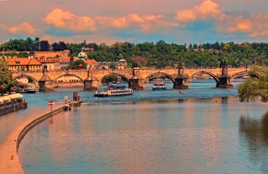 Çek Cumhuriyeti Prag 'daki Vltava nehri üzerindeki Eski Şehir İskele mimarisi ve Charles Köprüsü' nün manzaralı yaz manzarası