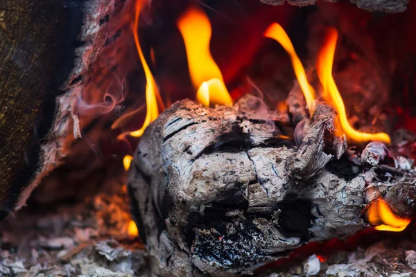 Bruciando caldo al forno a legna rosso con fiamma di fuoco . — Foto Stock