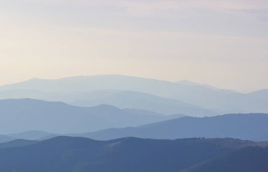 Dağların silueti, manzaralar. Doğa arkaplanı