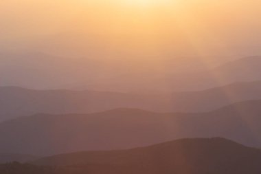 Avustralya dağ alplerinin tepesinde renkli günbatımı