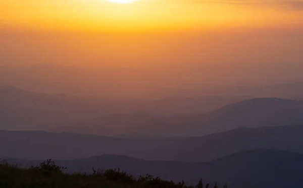 Красочный закат на вершине австрийских гор — стоковое фото