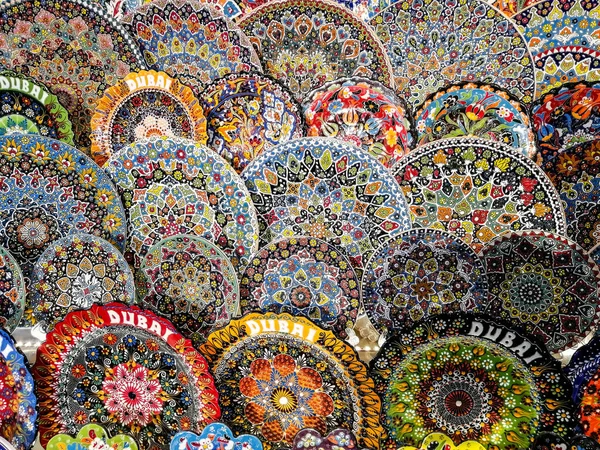 Renkli çiçekler desenli arkaplan boyuyor