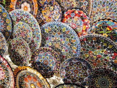 Renkli çiçekler desenli arkaplan boyuyor