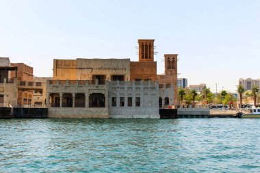 Dubai 'deki derede geleneksel su taksisi.