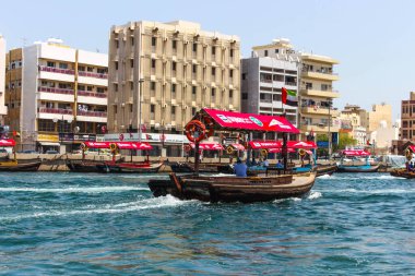 Dubai 'deki derede geleneksel su taksisi.
