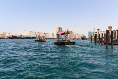 Dubai Creek abra, Abras Dubai, Birleşik Arap Emirlikleri 'ndeki Dubai Deresi' nde insanları taşımak için kullanılır. Bur Dubai tarafındaki Shindagha / Al Ghubaiba 'daki su istasyonu arasında seyahat ediyorlar..