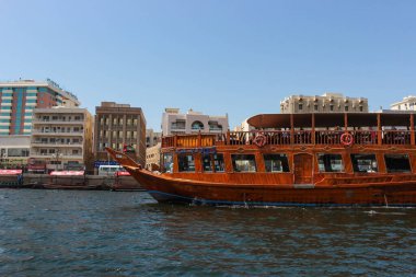 Dubai Creek abra, Abras Dubai, Birleşik Arap Emirlikleri 'ndeki Dubai Deresi' nde insanları taşımak için kullanılır. Bur Dubai tarafındaki Shindagha / Al Ghubaiba 'daki su istasyonu arasında seyahat ediyorlar..