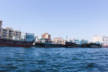 Dubai Creek abra, Abras Dubai, Birleşik Arap Emirlikleri 'ndeki Dubai Deresi' nde insanları taşımak için kullanılır. Bur Dubai tarafındaki Shindagha / Al Ghubaiba 'daki su istasyonu arasında seyahat ediyorlar..