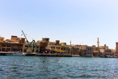 Dubai Creek abra, Abras Dubai, Birleşik Arap Emirlikleri 'ndeki Dubai Deresi' nde insanları taşımak için kullanılır. Bur Dubai tarafındaki Shindagha / Al Ghubaiba 'daki su istasyonu arasında seyahat ediyorlar..