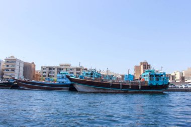 Dubai Creek abra, Abras Dubai, Birleşik Arap Emirlikleri 'ndeki Dubai Deresi' nde insanları taşımak için kullanılır. Bur Dubai tarafındaki Shindagha / Al Ghubaiba 'daki su istasyonu arasında seyahat ediyorlar..
