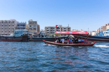 Dubai Creek abra, Abras Dubai, Birleşik Arap Emirlikleri 'ndeki Dubai Deresi' nde insanları taşımak için kullanılır. Bur Dubai tarafındaki Shindagha / Al Ghubaiba 'daki su istasyonu arasında seyahat ediyorlar..