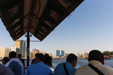 Dubai Creek abra, Abras Dubai, Birleşik Arap Emirlikleri 'ndeki Dubai Deresi' nde insanları taşımak için kullanılır. Bur Dubai tarafındaki Shindagha / Al Ghubaiba 'daki su istasyonu arasında seyahat ediyorlar..