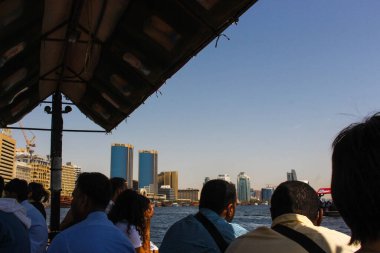 Dubai Creek abra, Abras Dubai, Birleşik Arap Emirlikleri 'ndeki Dubai Deresi' nde insanları taşımak için kullanılır. Bur Dubai tarafındaki Shindagha / Al Ghubaiba 'daki su istasyonu arasında seyahat ediyorlar..
