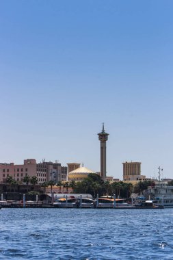 Dubai Creek abra, Abras Dubai, Birleşik Arap Emirlikleri 'ndeki Dubai Deresi' nde insanları taşımak için kullanılır. Bur Dubai tarafındaki Shindagha / Al Ghubaiba 'daki su istasyonu arasında seyahat ediyorlar..
