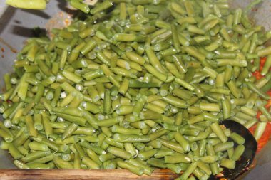 Nohut ve tempeh pişiriliyor.