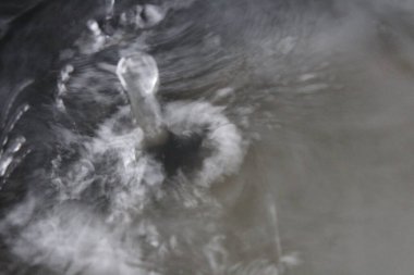 Sanatsal sanatı oluşturan su dalgaları