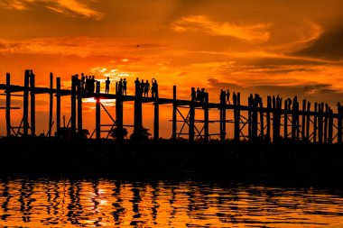 Mandalay, Myanmar 'daki gölün üzerinde tahta bir köprü.