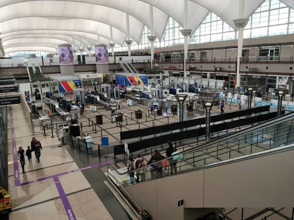 Corona virüsü yüzünden Denver Colorado 'da neredeyse tamamen boş bir havaalanı.