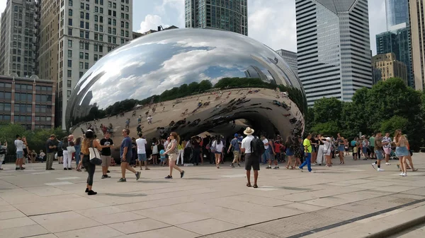 Chicago 'daki Bulut Kapısı' nın etrafında bir sürü insan var.