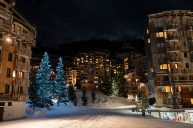 İsviçre, Avoriaz 'daki binaların üzerinde Noel ışığı olan soğuk bir kış gecesi