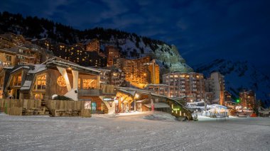 İsviçre, Avoriaz 'daki binaların üzerinde Noel ışığı olan soğuk bir kış gecesi