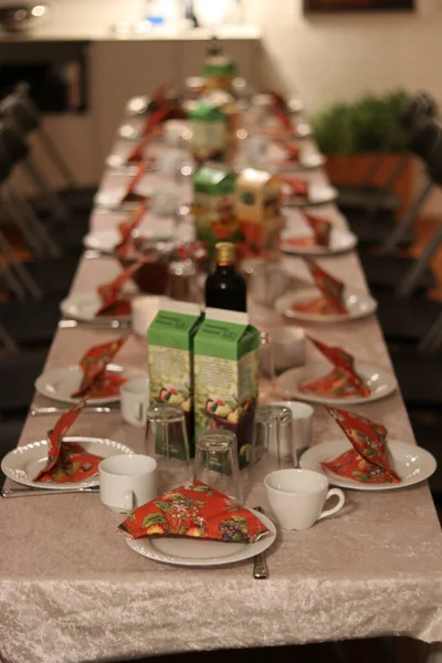 Bütün konuklar tarafından yenmeye hazır büyük masalarda brunch.