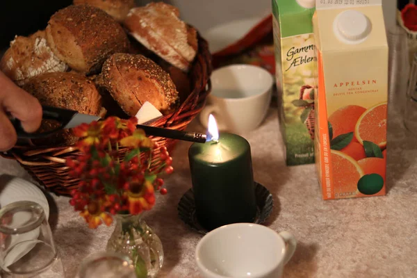 Bütün konuklar tarafından yenmeye hazır büyük masalarda brunch.