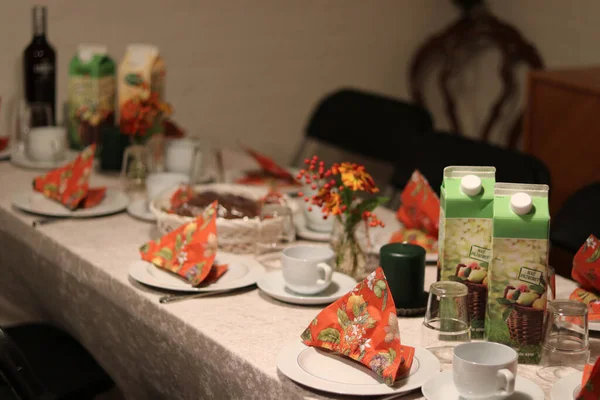 Bütün konuklar tarafından yenmeye hazır büyük masalarda brunch.