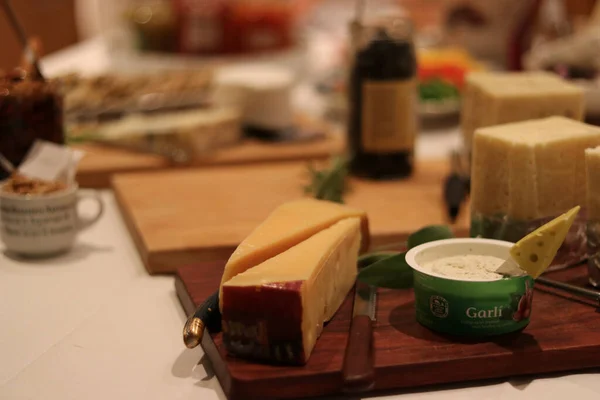 Bütün konuklar tarafından yenmeye hazır büyük masalarda brunch.