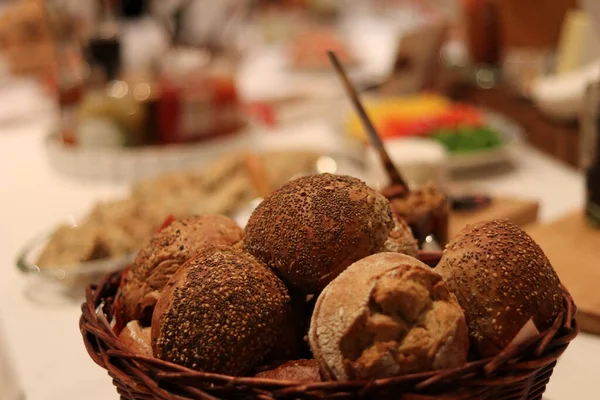 Bütün konuklar tarafından yenmeye hazır büyük masalarda brunch.