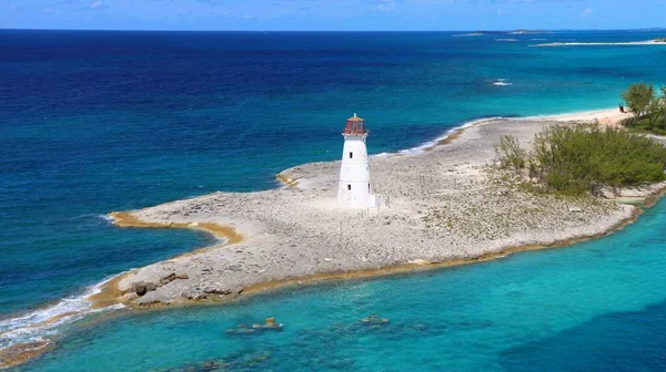Turkuaz rengi mükemmel, Bahamalar limanındaki mavi sularda küçük bir gemi yüzüyor.