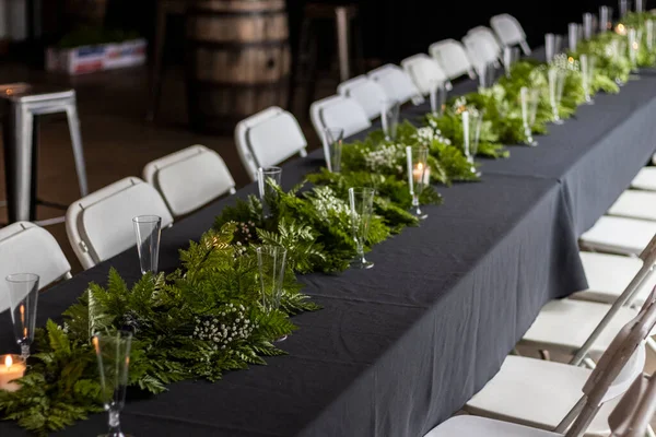 Colorado 'da tutumlu bir düğün için uzun bir masa.