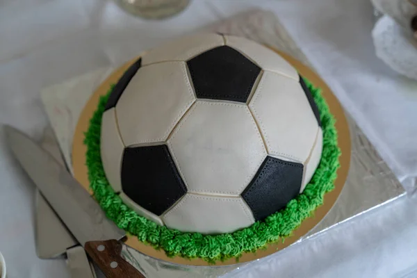 Kesilmeye hazır güzel bir futbol pastası.