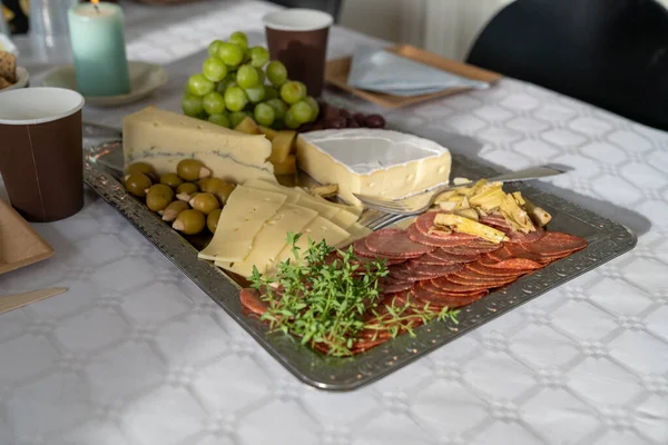 Büyük bir tabak peynir. Sosis bir partide servis edilmek üzere sıraya dizildi.