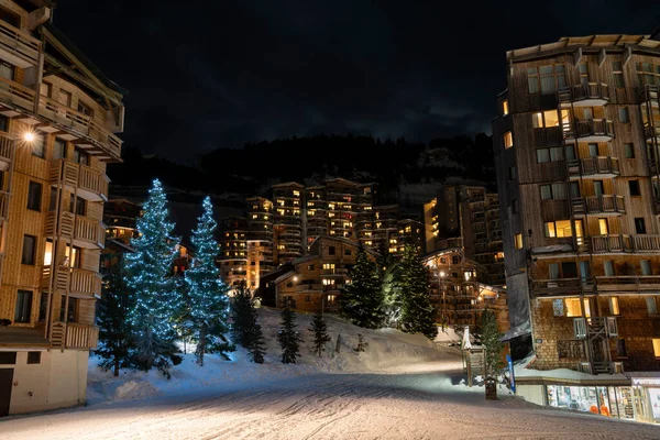 İsviçre, Avoriaz 'daki binaların üzerinde Noel ışığı olan soğuk bir kış gecesi