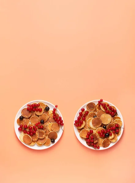 Sweet Mini Pancakes Red Black Currants White Plates Peach Background — Stock Photo, Image