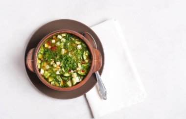 Rus yaz okroshka ile ekmek kvass gri bir arka plan, üst görünüm, yatay oryantasyon, bir toprak bardak içinde duruyor.