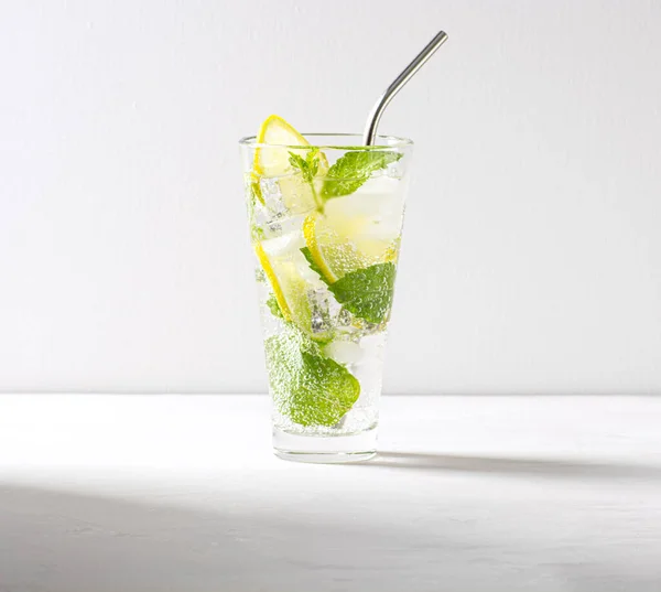 Mojito Gelado Copo Alto Com Cunhas Limão Gelo Hortelã Fundo — Fotografia de Stock