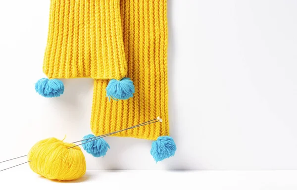 Yellow Knitted Scarf Hangs Next Lies Yellow Yarn Knitting Needles — Stock Photo, Image