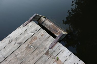 Tahta köprü ve nehre doğru adımlar. Akşamları nehirde karanlık su. Yüksek kalite fotoğraf