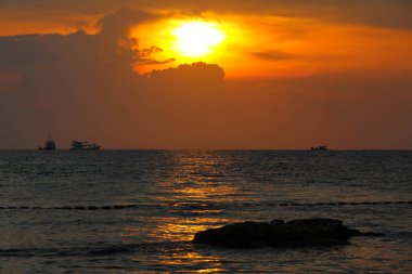 Tropikal ada Phu Quoc, Vietnam 'da gün batımında Ba Keo Sahili' nde bir kayanın silüeti.