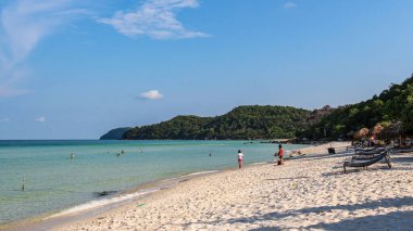 Tropikal mavi suları ve beyaz kumlu plajı olan Sao Plajı, Phu Quoc, Vietnam