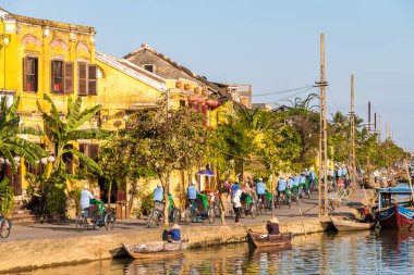 Arka planda bisiklet turu olan nehrin manzarası, Hoi An, Vietnam - 10 Ocak 2015