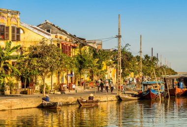 10 Ocak 2015 'te Hoi An, Vietnam' da tekne ve turistlerle dolu eski kasaba ve nehir manzarası